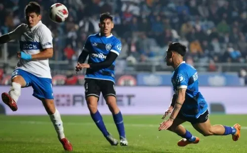 El cabezazo de Javier Altamirano para darle la victoria a Huachipato ante la UC. (Photosport).