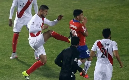 Zambrano solo se arrepiente de no haberle pegado mejor a Charles Aránguiz. | Foto: Archivo