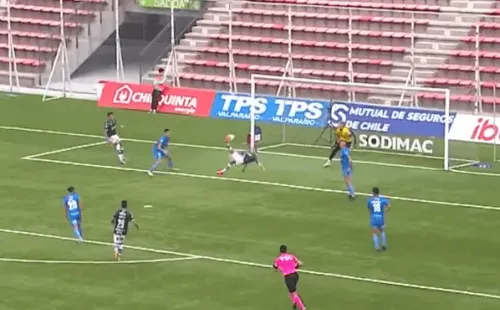 La pirueta de Carlos Muñoz ante San Marcos de Arica. (Captura TNT Sports).