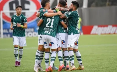 La celebración de Wanderers por el golazo de Carlos Muñoz ante San Marcos de Arica. (Photosport).