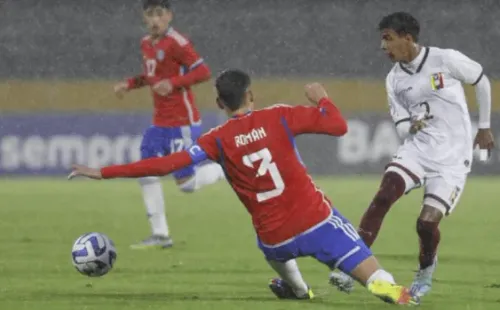 Leenhan Romero en acción ante Chile: ahí enfrenta al defensor de Palestino Iván Román.