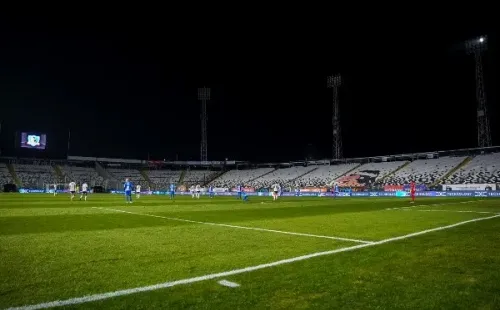 El árbitro decidió frenar el primer tiempo. Foto :Guille Salazar.