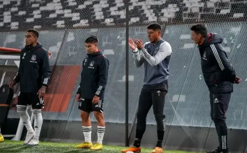 Darío Lezcano y Matías Moya, dos de los reservas de Colo Colo que tuvieron minutos ante Audax Italiano. También aparece Alan Saldiviay el preparador físico, Hugo Roldán. (Foto: Guille Salazar/RedGol).