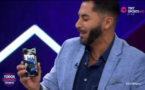 Hasta con su celular Johnny Herrera intentó dejar en claro que fue penal para Audax Italiano. | Foto: TNT Sports