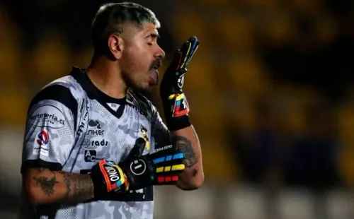 Diego Sánchez fue captado así durante el partido que Coquimbo Unido le ganó a la U. de Chile. (Andrés Piña/Photosport).