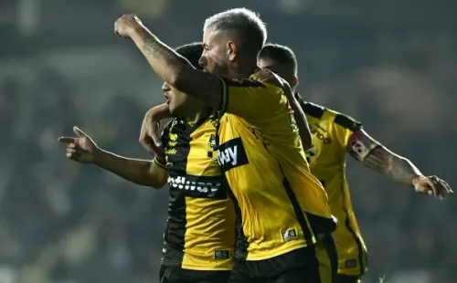 Rodrigo Holgado celebra con Benjamín Chandía el primero de los goles que Coquimbo Unido le anotó a la U. de Chile. (Andrés Piña/Photosport).