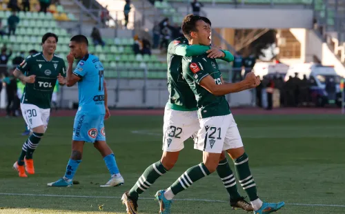 Paolo Guajardo celebra el primero de sus goles en Santiago Wanderers: fueron dos en el debut de Jaime Valdés. (Photosport)
