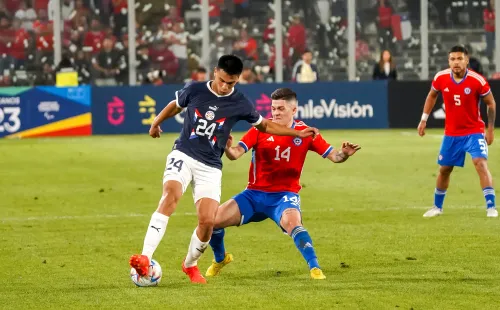 Víctor Felipe Méndez y otra imagen del duelo ante Paraguay. (Guille Salazar/RedGol).
