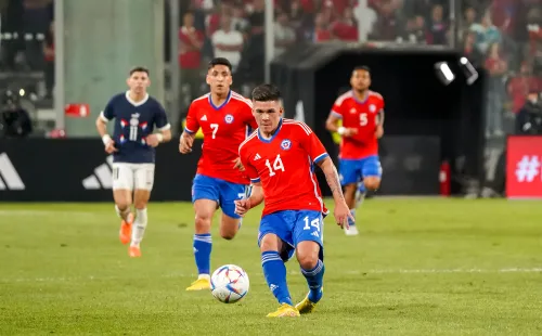 Víctor Felipe Méndez en acción durante el triunfo de la Roja ante Paraguay en un amistoso. (Guille Salazar/RedGol).