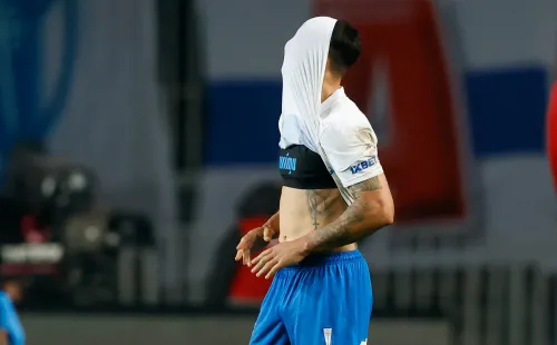Así quedó Fernando Zampedri tras perder un penal en la derrota de la UC frente a Huachipato. (Photosport).
