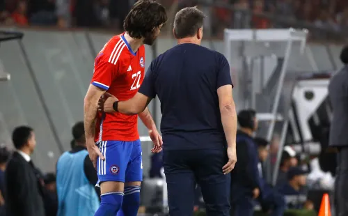 Eduardo Berizzo y Ben Brereton en el amistoso de Chile vs. Paraguay, donde el delantero salió lesionado. (Foto: Guille Salazar/RedGol).