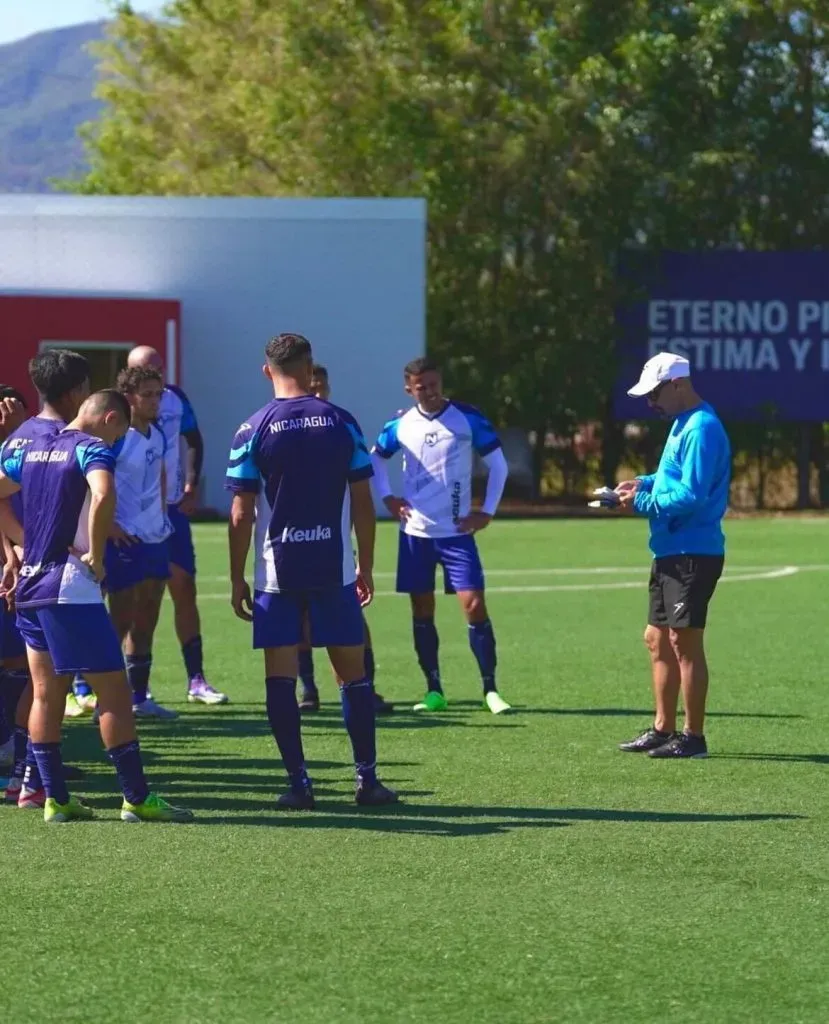 Marco Antonio Figueroa alista detalles con sus seleccionados para la Copa de Oro. | Foto: Instagram