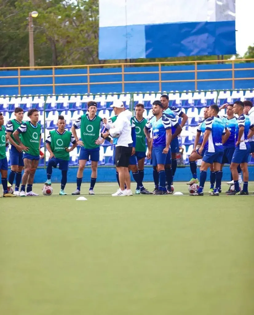 Marco Antonio Figueroa afina detalles junto a sus dirigidos en Nicaragua. | Foto: Instagram