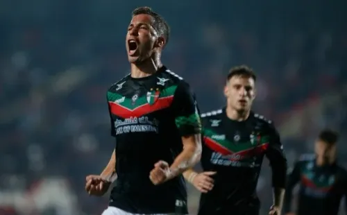 Así celebró Agustín Farías el gol que le anotó a Curicó Unido en la victoria de Palestino en el estadio La Granja. (José Robles/Photosport).
