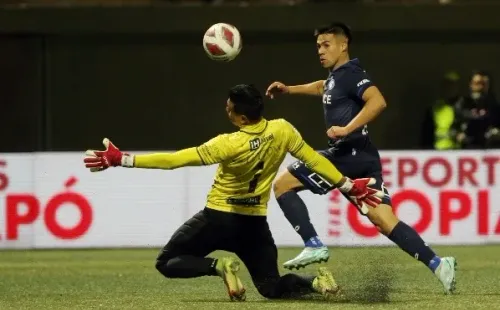 La hermosa definición de Alexander Aravena para el 3-0 de la UC ante Deportes Copiapó. (Jonnathan Oyarzún/Photosport).
