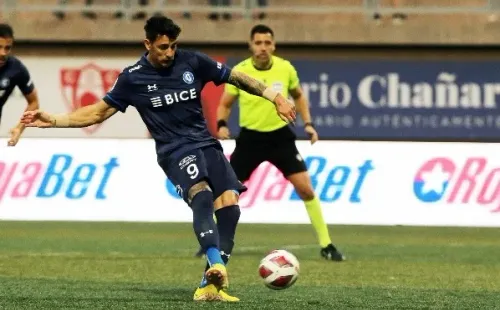 El primero de los dos penales que Zampedri le clavó a Copiapó. (Jonnathan Oyarzún/Photosport).