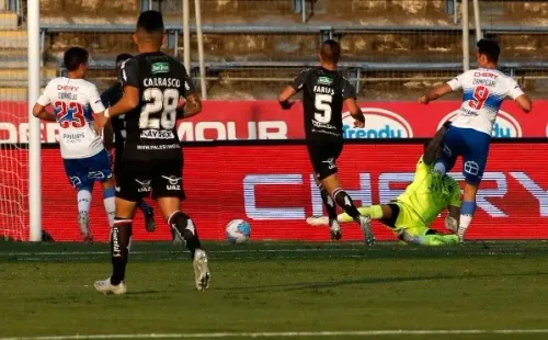 Fernando Zampedri chocó así a Federico Lanzillota en 2021. (Photosport).