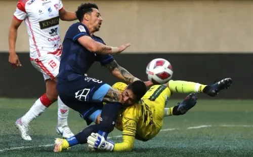 El choque de Zampedri con Espinoza.( (Jonathan Oyarzún/Photosport).