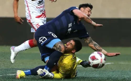 El choque del Toro Zampedri con Nelson Espinoza. (Jonathan Oyarzún/Photosport).