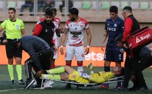 Así salió de la cancha Nelson Espinoza tras el choque con Fernando Zampedri. (Jonathan Oyarzún/Photosport).