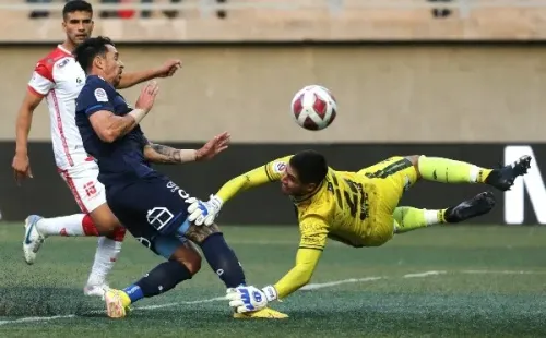 El choque de Fernando Zampedri con Nelson Espinoza. (Jonathan Oyarzún/Photosport).