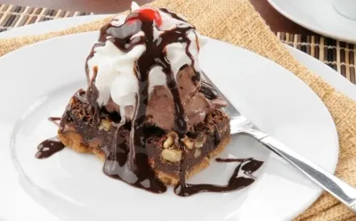 Brownie con helado y salsa de chocolate