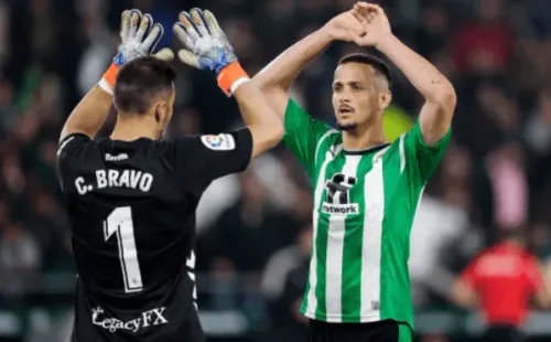 Luiz Felipe felicita a Claudio Bravo. (Getty Images).