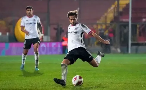 Agustín Bouzat a punto de patear un balón en el empate 1-1 que Unión Española y Colo Colo firmaron en la 14° fecha del Campeonato Nacional 2023. (Guille Salazar/RedGol).