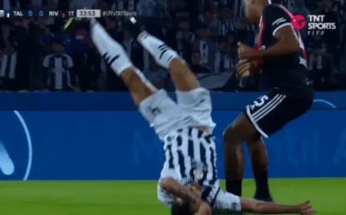 Así cayó Matías Catalán tras una disputa aérea con el venezolano Salomón Rondón. (Captura TNT Sports).