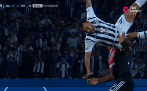 La lucha de Matías Catalán contra Salomón Rondón. (Captura TNT Sports).
