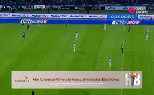 En la parte superior izquierda de la pantalla, se ve a Paulo Díaz con molestias tras dar un pase. (Captura TNT Sports).