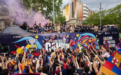BARCELONA, SPAIN – MAY 15: Barcelona supporters welcome players during the FC Barcelona Victory Parade in celebration of the LaLiga title on May 15, 2023 in Barcelona, Spain. (Photo by David Ramos/Getty Images)