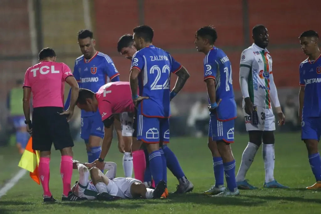 Manuel Vergara chequea el estado de Nelson Sepúlveda tras el golpe de Darío Osorio. (Marcelo Hernández/Photosport).