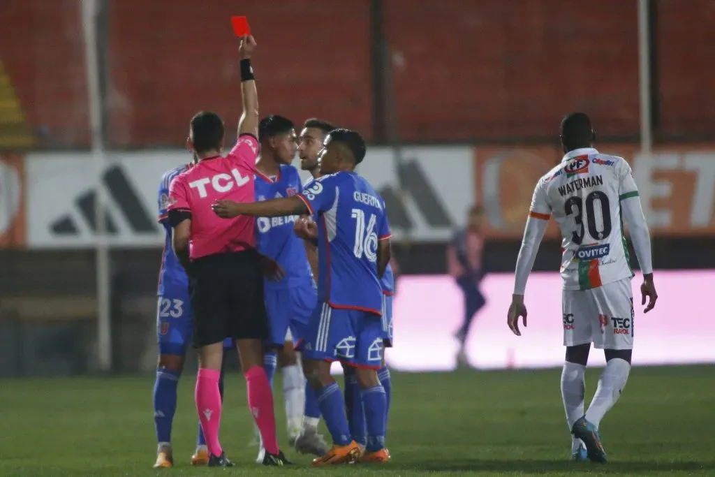 Manuel Vergara le sacó tarjeta roja a Darío Osorio y Matías Zaldivia protesta la decisión. (Marcelo Hernández/Photosport).