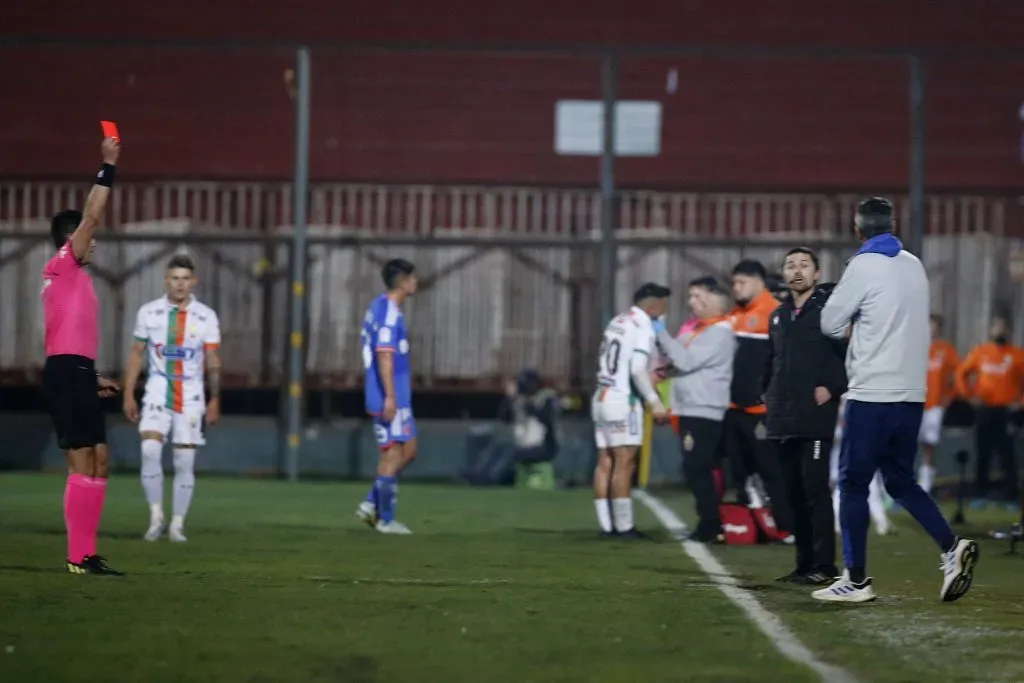 Manuel Vergara expulsó a Mauricio Pellegrino mientras el cuerpo médico de Cobresal atendía a Nelson Sepúlveda. (Marcelo Hernández/Photosport).