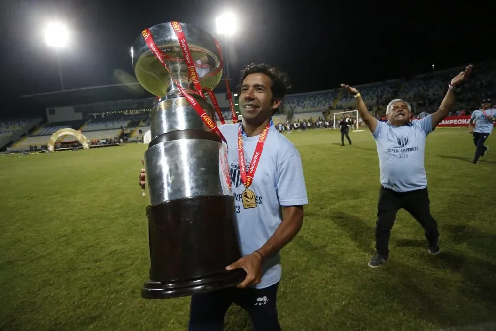Nicolás Núñez con la Supercopa que Magallanes le ganó a Colo Colo por penales. (Felipe Zanca/Photosport).