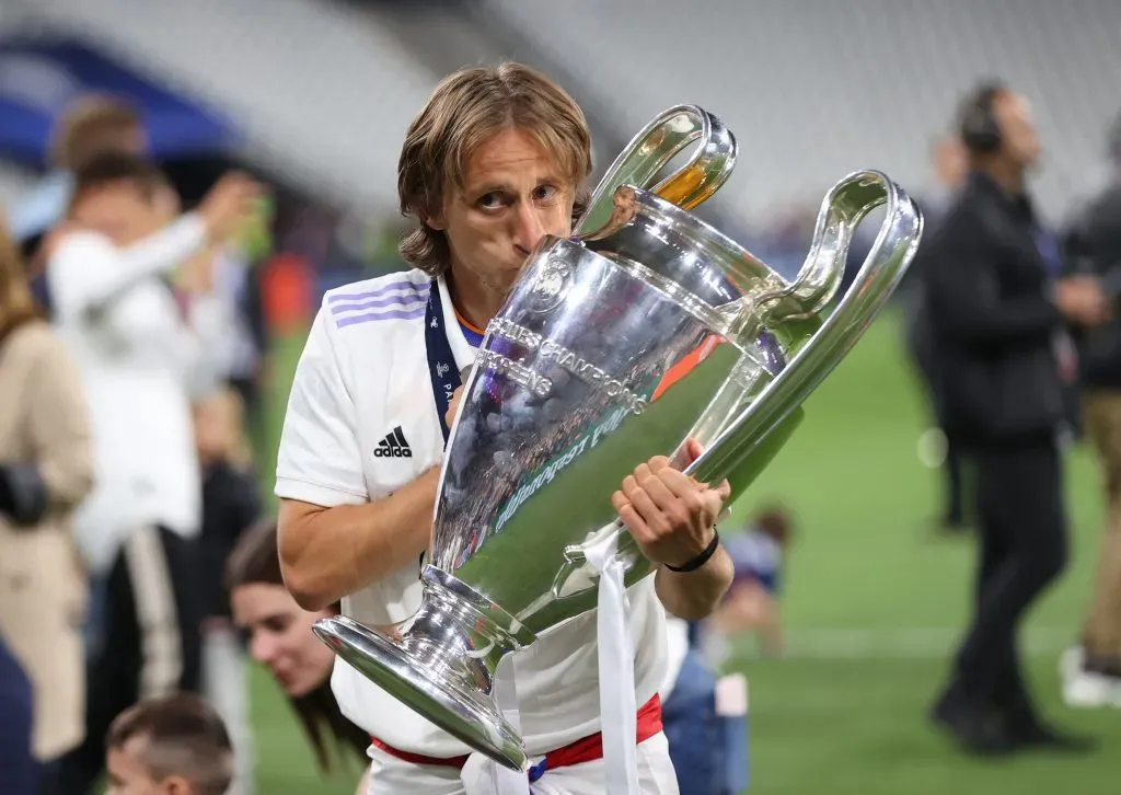 Luka Modric posa con una de las cinco Champions League que ha ganado en el Real Madrid. (Getty Images).