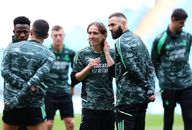 Luka Modric y Karim Benzema en la última práctica del Real Madrid antes de enfrentar la semifinal de vuelta de la Champions League ante el Manchester City. (Getty Images).