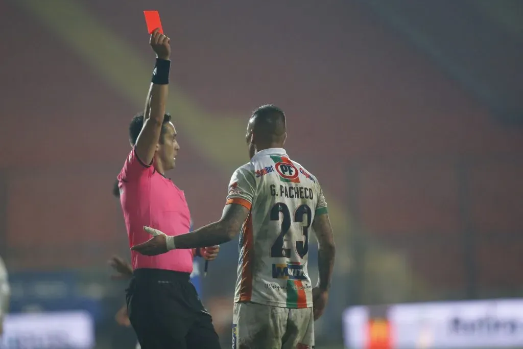 Para Jean ninguna de las dos acciones era para tarjera roja. | Foto: Photosport.