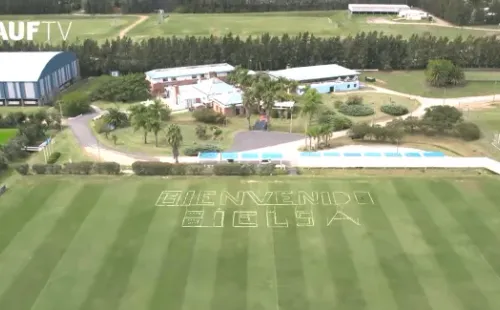 La foto que se hizo viral del video que hizo la AUF para oficializar a Bielsa como DT de Uruguay. (Captura).