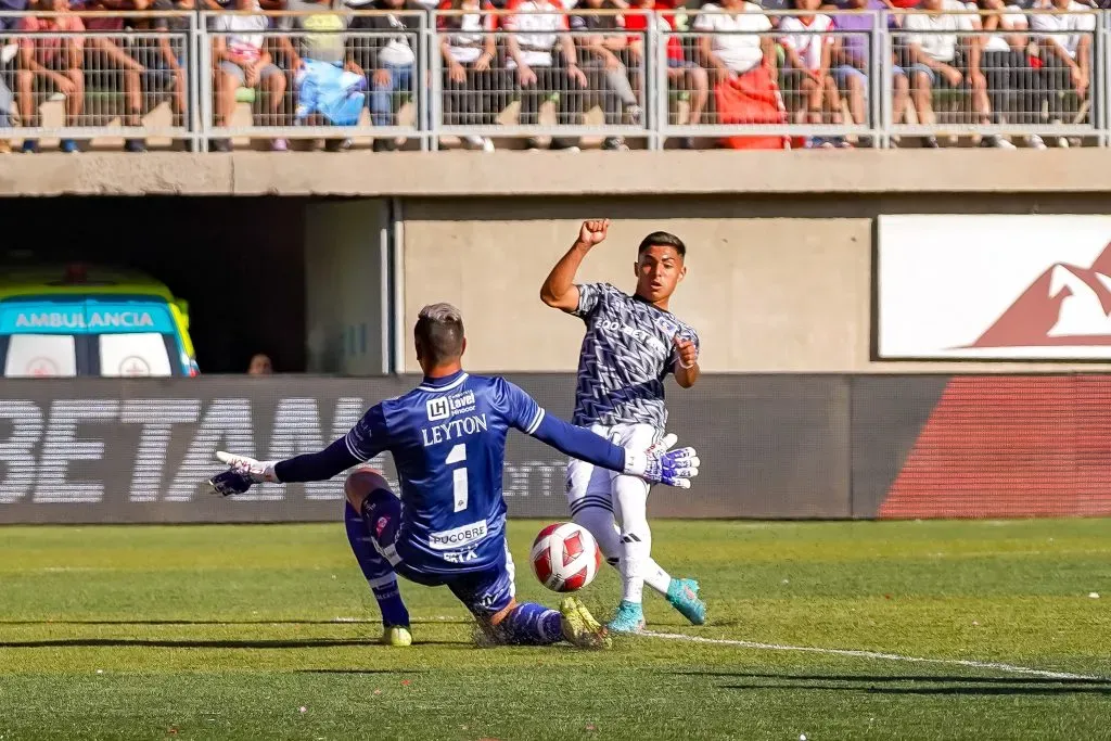 Jordhy Thompson podría volver a la acción en esta jornada ante Curicó Unido. | Foto: Guillermo Salazar.