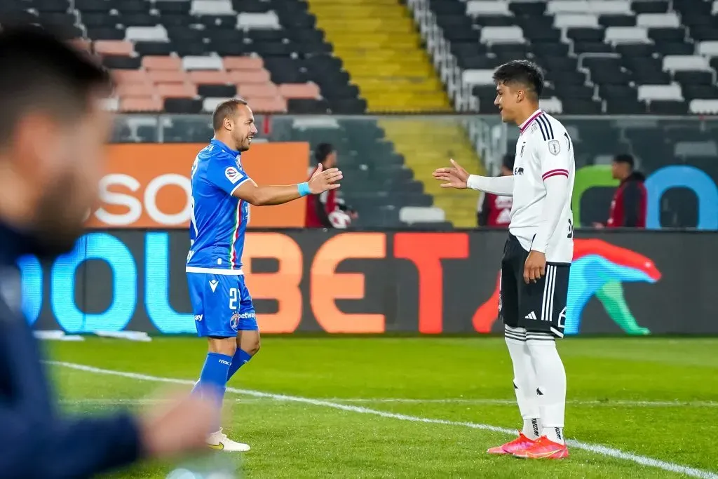 Damián Pizarro se saluda con Marcelo Díaz en el partido que Colo Colo le ganó al Audax Italiano. (Guille Salazar/RedGol).