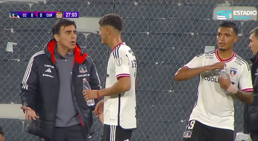 Otra imagen del reto de Quinteros a Daniel Gutiérrez en el Colo Colo vs. Curicó Unido. (Captura TNT Sports).