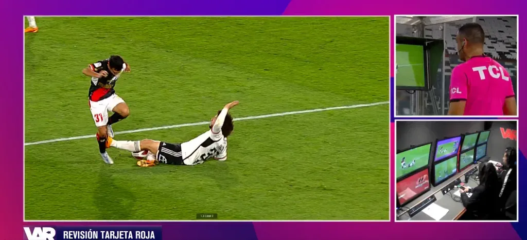 La imagen del VAR que vio el árbitro del Colo Colo vs. Curicó Unido, Diego Flores. (Captura TNT Sports).