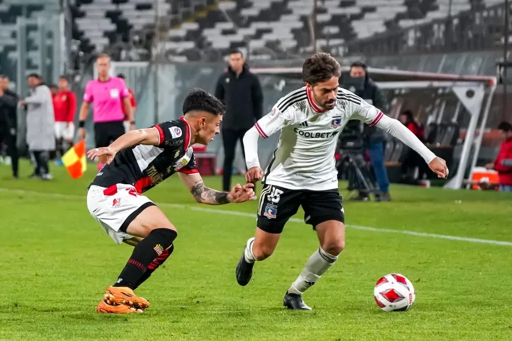 Agustín Bouzat intenta desbordar a Cristián Zavala. Por el sector izquierdo de Colo Colo estuvo la clave para que Curicó Unido ganara en el Monumental. (Guille Salazar/RedGol).