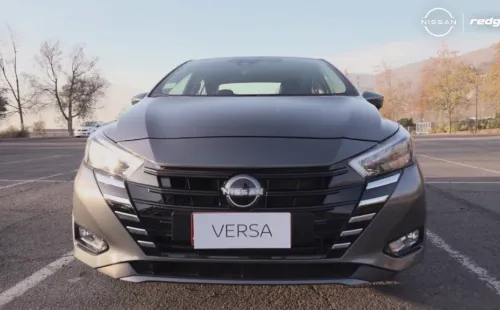 Un nuevo y atractivo diseño frontal con la parrilla V-Motion es parte de las características de la versión 2023 de Nissan Versa. Foto: RedGol.
