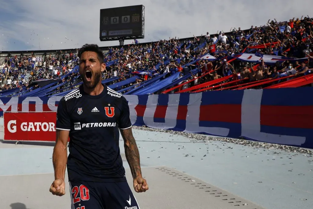 Joaquín Larrivey grita un gol con la hinchada de la U de fondo. (Andrés Piña/Photosport).