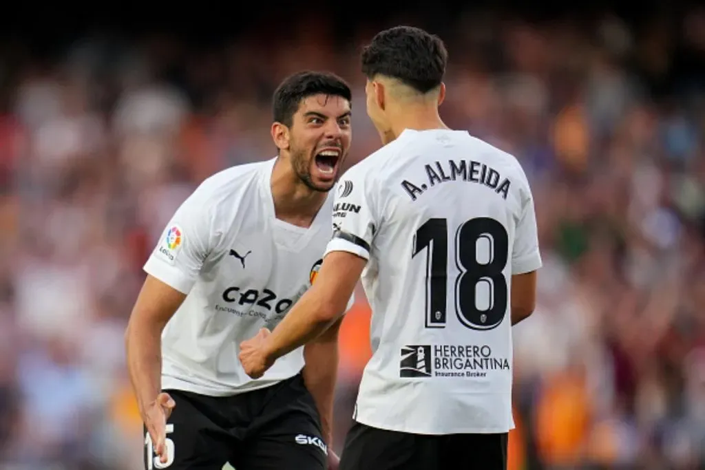 Diego López marcó el único tanto del partido, cuando agarró un balón mordido en el área | Foto: Aitor Alcalde/Getty Images