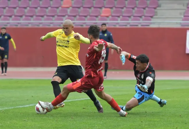 Chupete Suazo y un encuentro cercano que tuvo con Zacarías López en el partido ante La Serena. (Comunicaciones San Luis de Quillota).