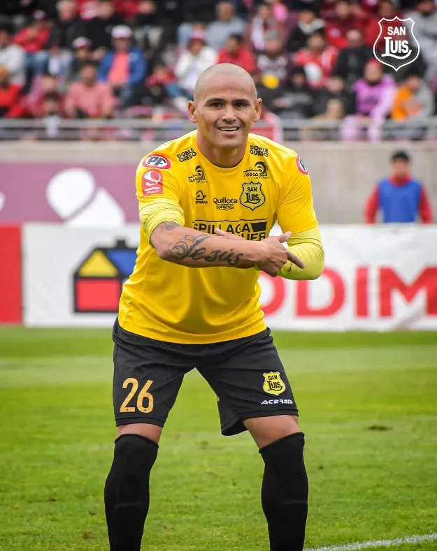 Humberto Suazo festejó así el gol que le anotó a Deportes La Serena por San Luis de Quillota el último fin de semana. (Comunicaciones San Luis de Quillota).